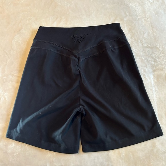 Gymshark Black Athletic Shorts Moisture-Wicking Mid-Thigh - Picture 2 of 9